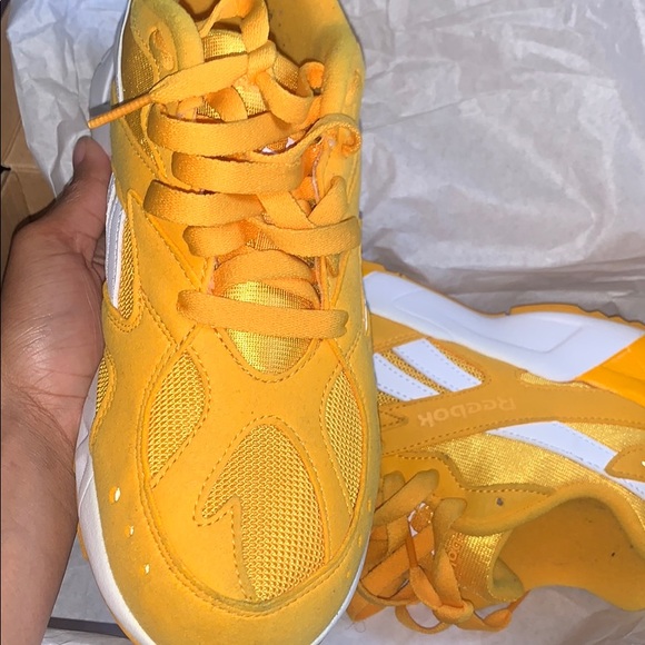 Reebok Classics - Picture 2 of 5